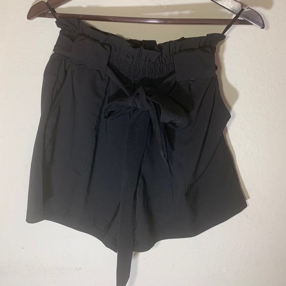 NWT black high waisted bow tie shorts size small - Picture 3 of 13